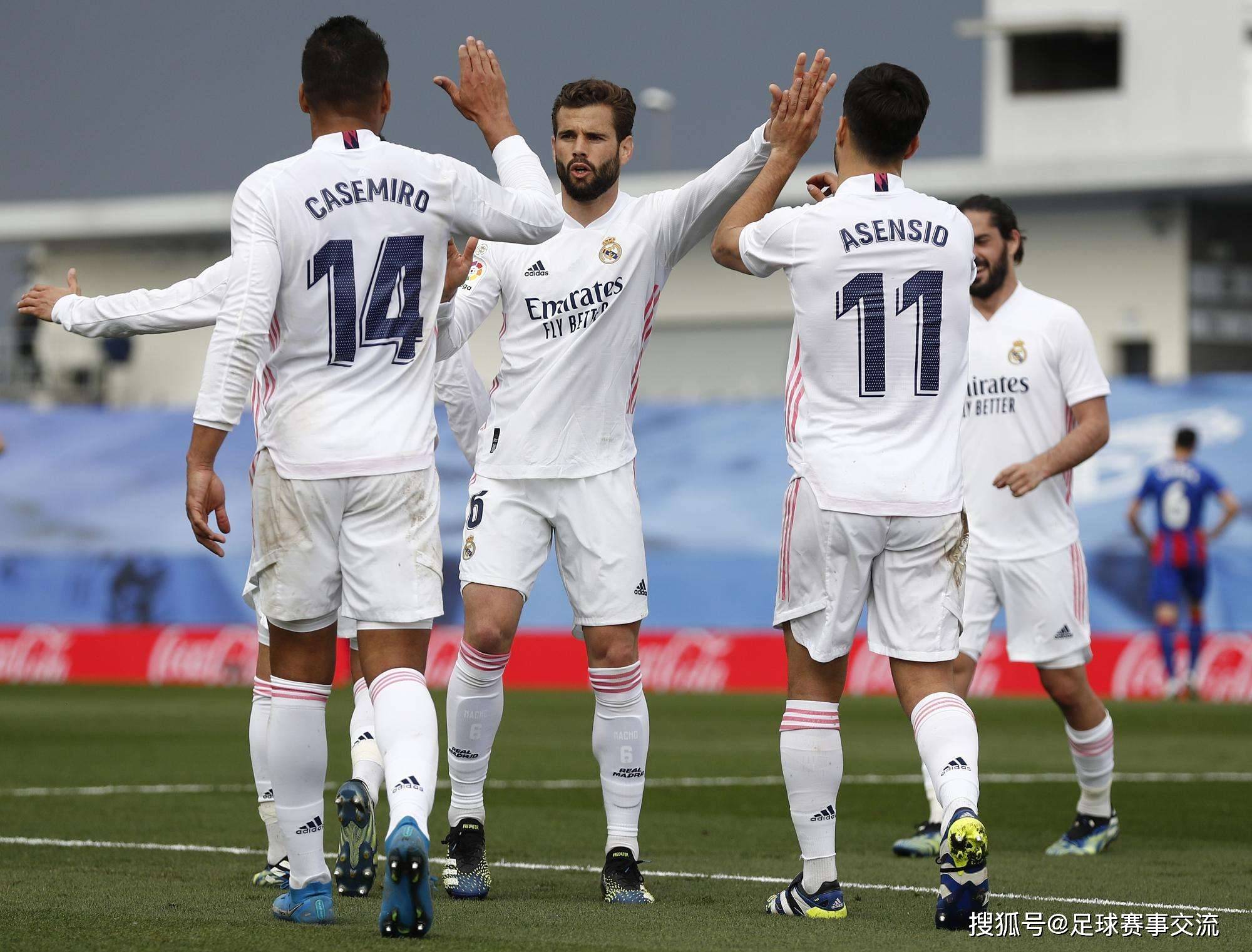 九游世界杯2026-足球员在比赛之际表现超群，获得赞誉